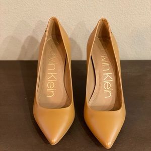 Calvin Klein Caramel Brady Pump Sz 7 1/2
